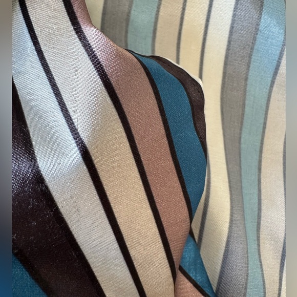 PrettyLittleThing Cropped Button Up Top - Picture 9 of 10